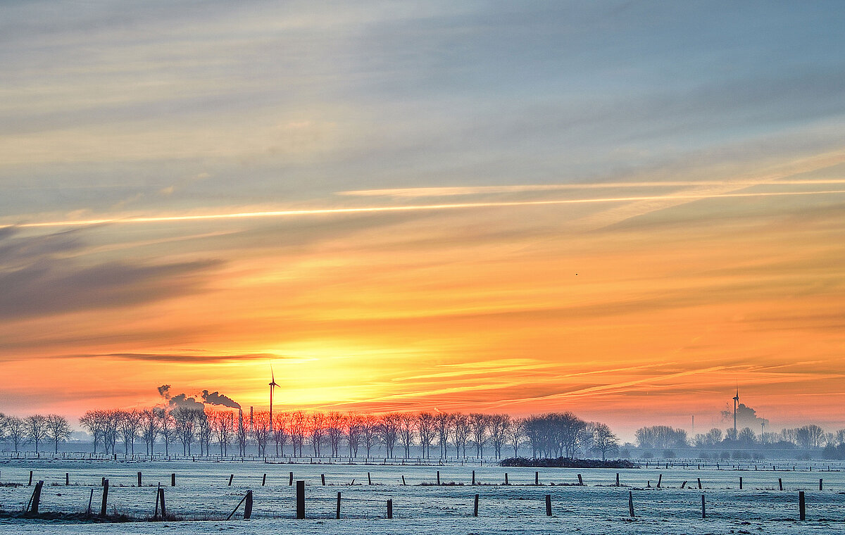 Winterliche Naturlandschaft mit Sonnenaufgang.