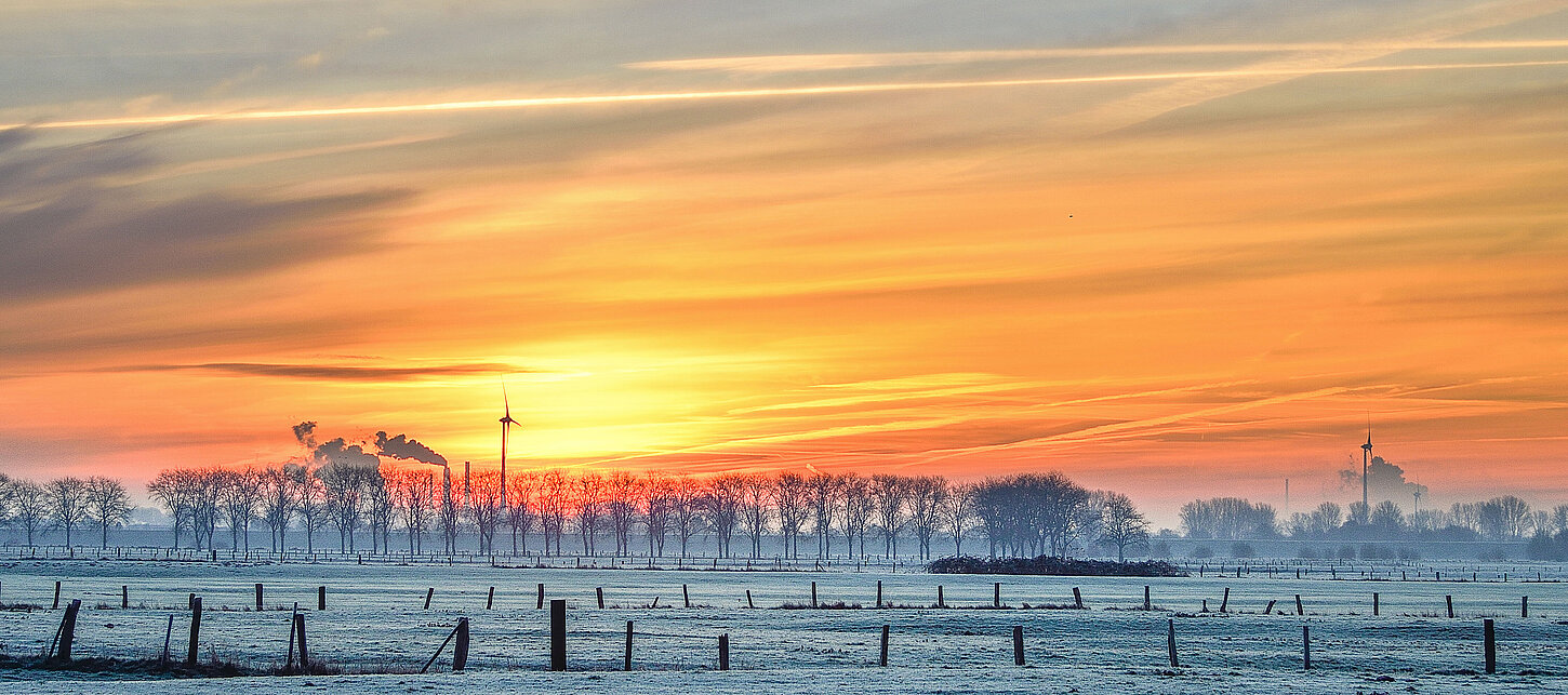 Winterliche Naturlandschaft mit Sonnenaufgang.